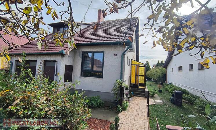 Eladó  háromszobás családi ház Törökszentmiklós központjában!