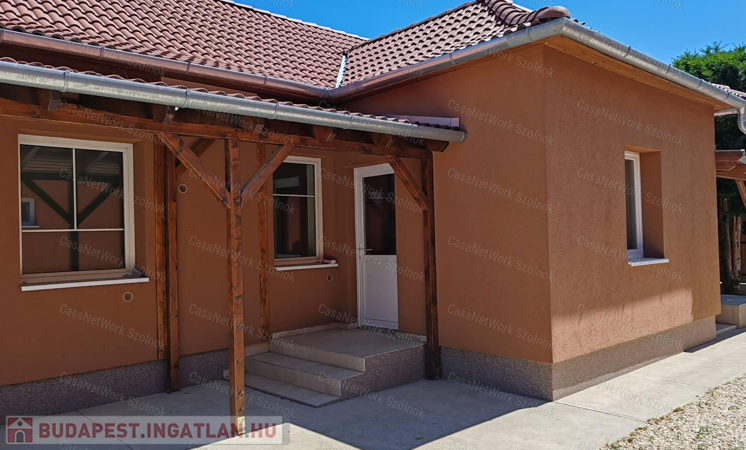 Kétszobás teljesen felújított családi ház eladó Kengyelen!                                 