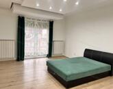 Belvárosi lakás, felszíni parkolóval