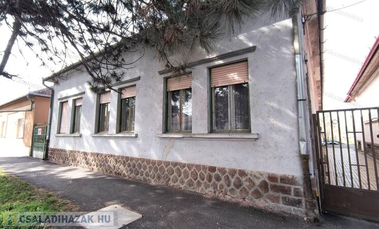 Eladó kétgenerációs családi ház Törökszentmiklós központjában!                                 