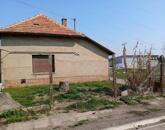 Eladó Tiszaföldváron egy 68 m2-es családi ház földterülettel.