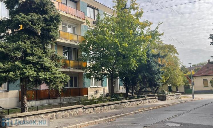 Eladó szolnokon a Meder utcában egy 77 m2-es 2+1 szobás lakás.                                 
