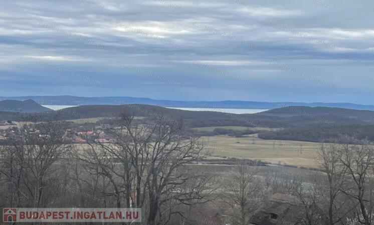 Balatonszőlősi panorámás telek eladó                                 
