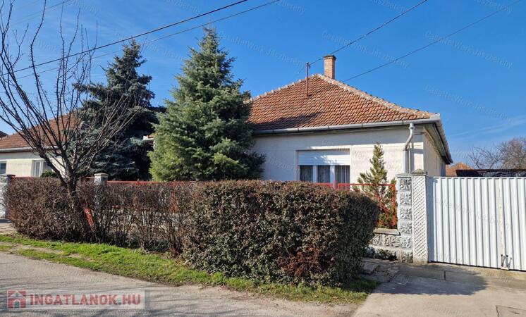 Jászberényben, a kertvárosban, 91 nm-es, 2,5 szobás családi ház eladó!