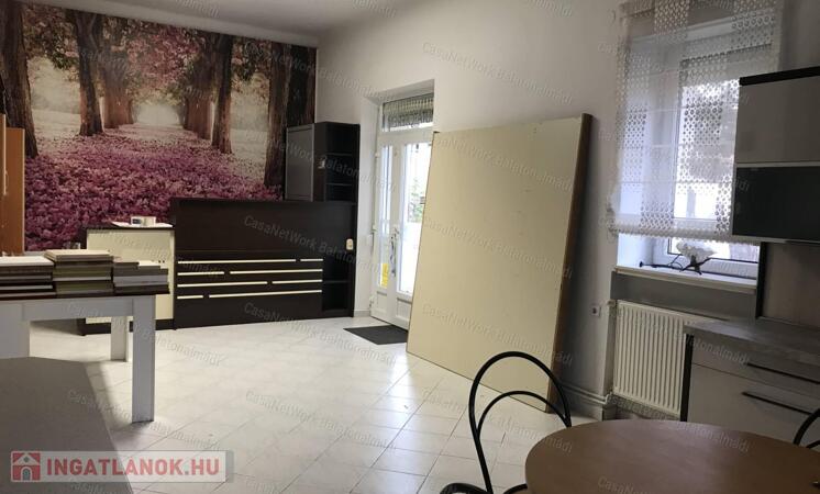 Eladó üzlethelyiség raktárral/műhellyel