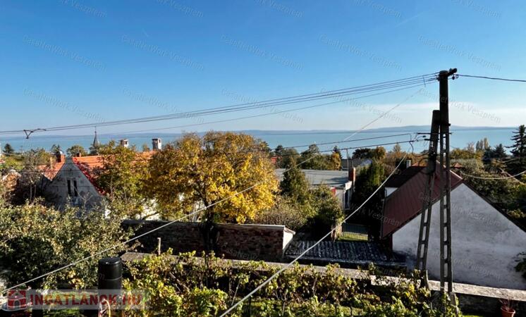 Örök panorámás családi ház eladó Balatonszepezden!