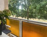 Patakpartra néző, erkélyes lakás