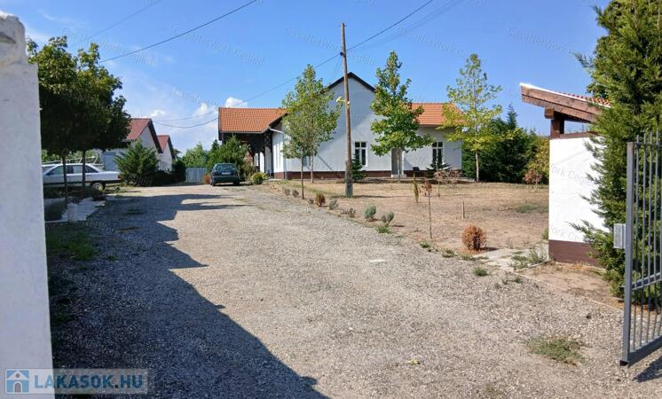ELADÓ 11 SORHÁZI LAKÁS TÁPIÓSZELÉN!                                 