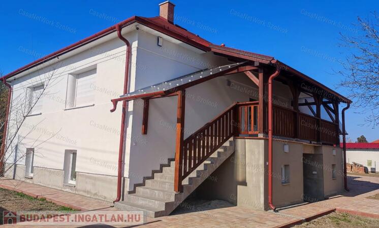 Eladó többgenerációs családi ház Cserkeszőlő központjában                                 