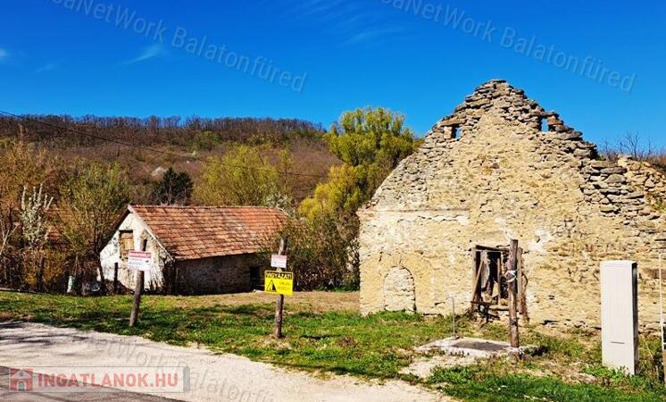 Tájpanorámás ÉPÍTÉSI TELEK eladó KAPOLCSON