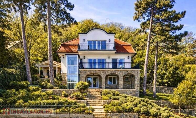 Mediterrán hangulatú, panorámás EXKLUZÍV VILLA TIHANYBAN