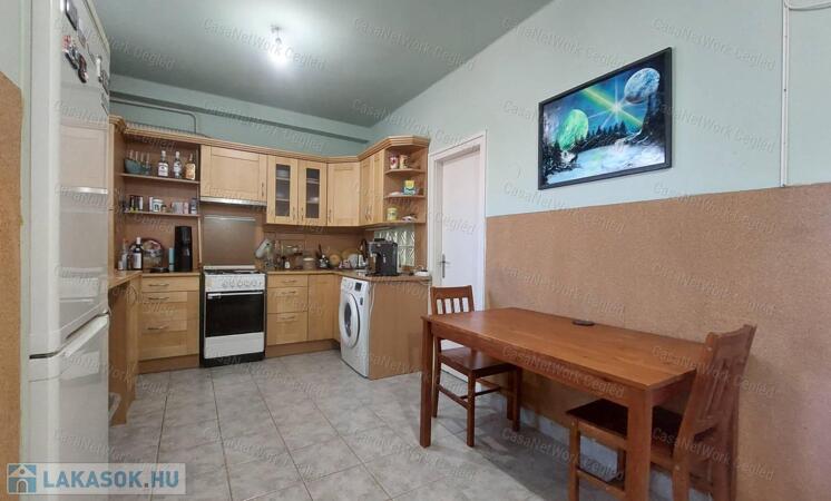 Cegléden a belvárosban tégla lakás eladó!                                 