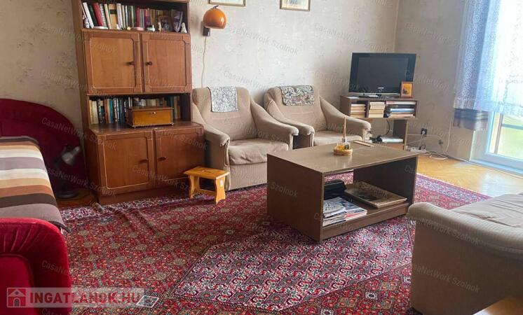 Szolnokon a Városmajor úton 1+2 szobás lakás eladó