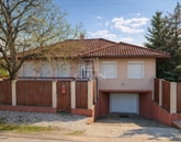 Eladó családi ház Úrhida 109 900 000 Ft