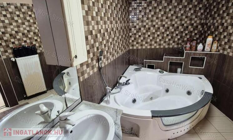 Szolnok belvárosi, 86 nm-es, 4 szobás családi ház várja új lakóit