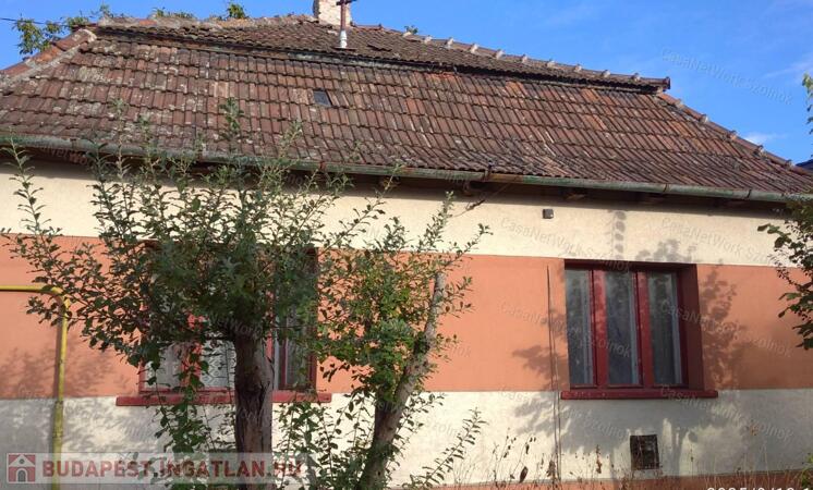 Szolnokon eladó felújítandó kertes családi ház!                                 