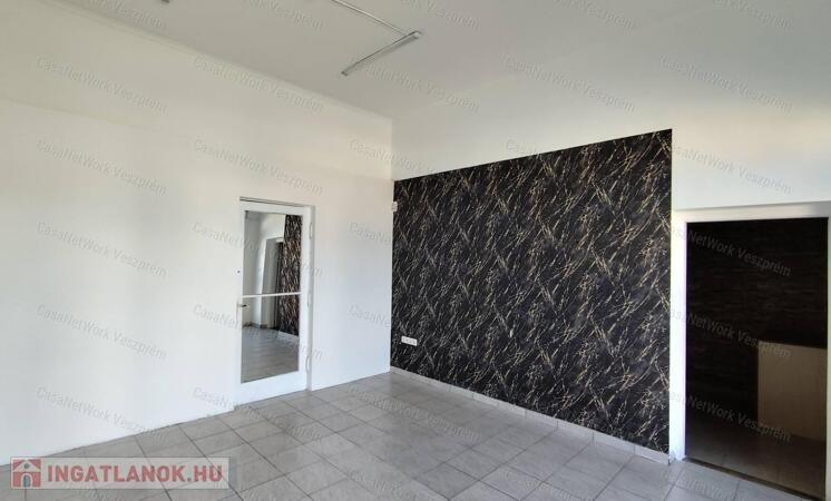 Veszprémi üzlethelyiség kiadó!