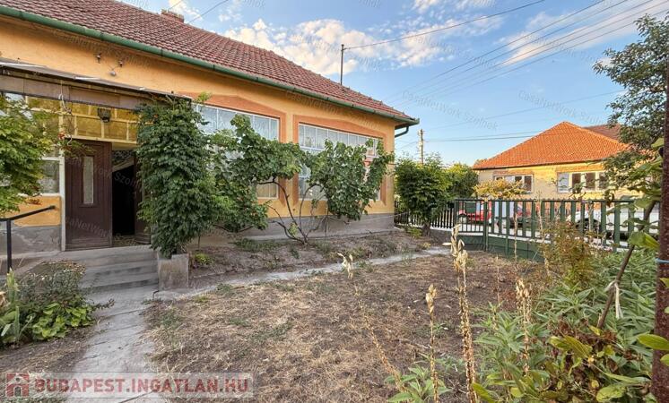 Felújítandó, de stabil parasztház Poroszlón!                                 