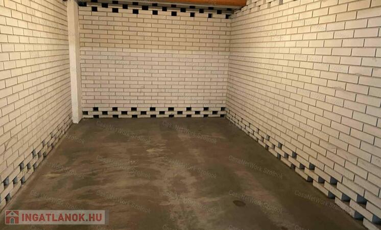 Szolnokon a Tófenék úton garázs kiadó!