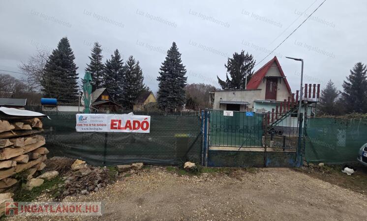 Oroszlányon a Harcsa utcában eladó lakhatásra alkalmas zártkert!