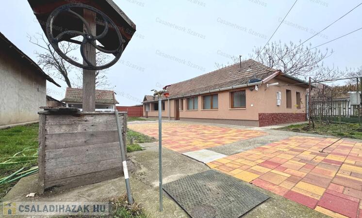 Szarvas külterületén, esztétikusan felújított tanya szántóval eladó                                 