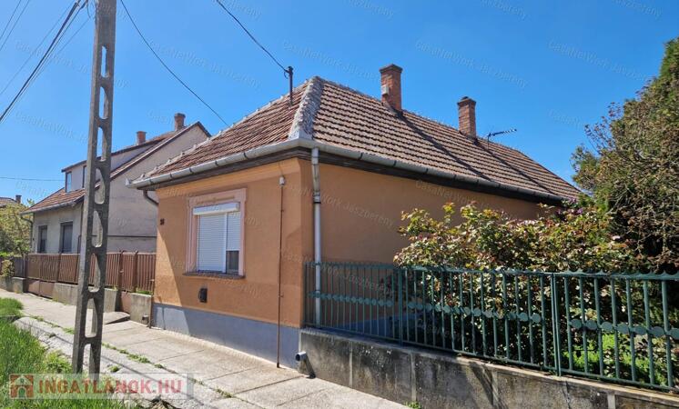 Jászapátin 407 nm-es telken, 83 nm-es, 2 szobás családi ház eladó