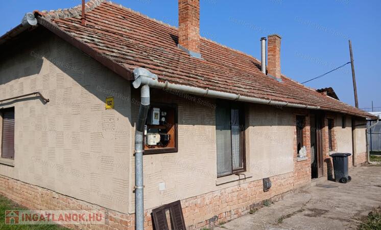 Eladó Tiszaföldváron egy 68 m2-es családi ház földterülettel.