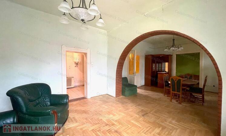 Eladó Szolnok központjában Fiumei uton 532 m2 telken 100m2 családi ház