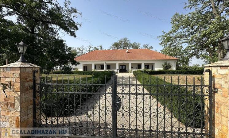 Jól megközelíthető tanya komplexum eladó akár üzleti célra is!                                 