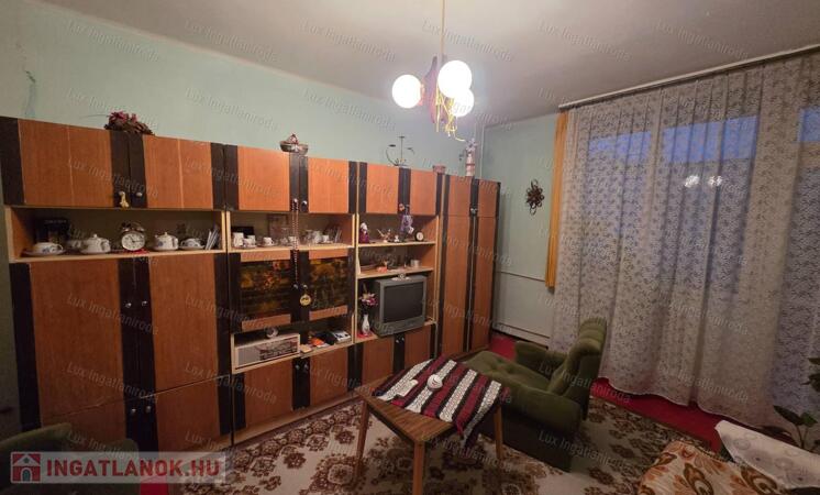 Oroszlány szívében eladó erkélyes, 2 szobás 3. emeleti lakás!