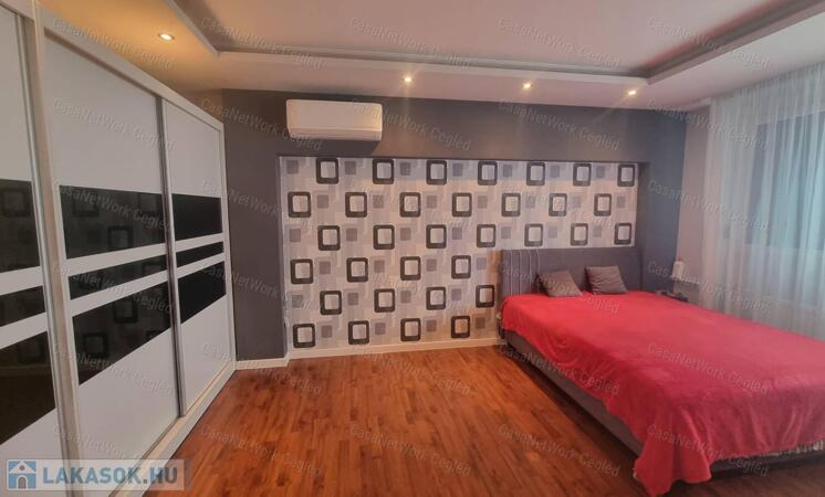 Cegléden felújított, liftes, 2 szobás panellakás eladó!                                 