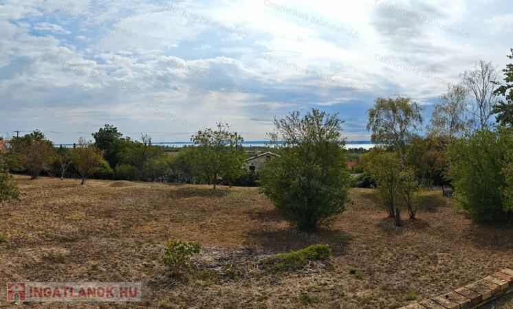 Építhető balatoni panorámás birtok eladó Lovason