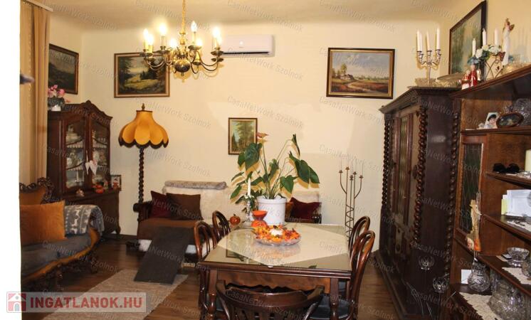 Szolnokon a belvárosban frissen felújított családi ház eladó!