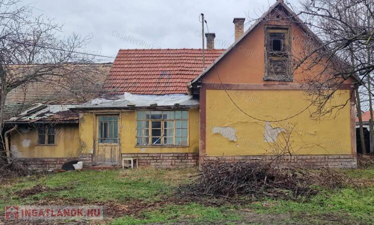 Két utcára nyíló telek két épülettel eladó Cegléden!