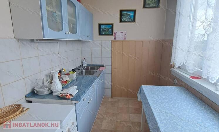 Oroszlányban, a tóparton eladó 62nm-es 3 szobás, hallos, erkélyes lakás!