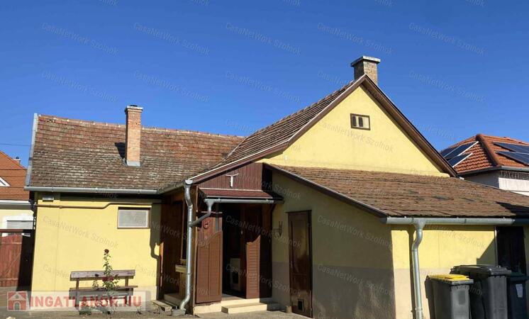 Szolnokon 2 szobás családi ház eladó!