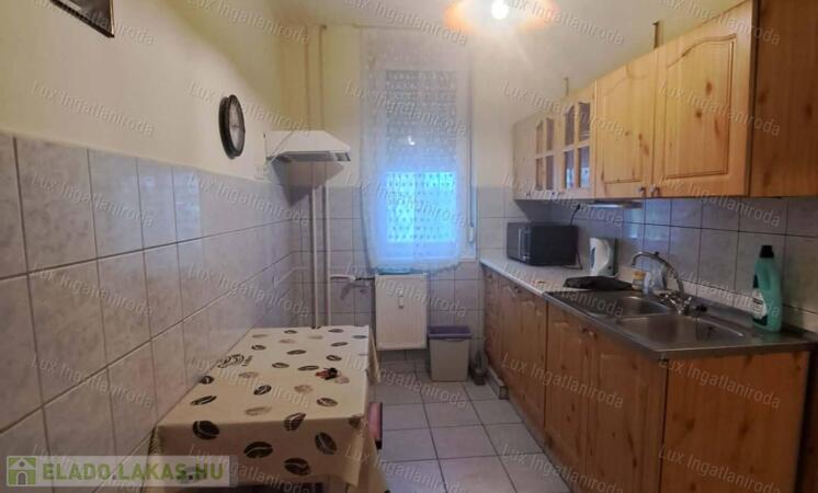 Eladó Oroszlányon egy 51 m²-es, két szobás-erkélyes 2. emeleti lakás!                                 