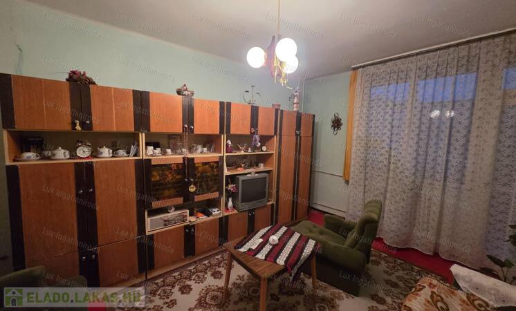 Oroszlány szívében eladó erkélyes, 2 szobás 3. emeleti lakás!                                 