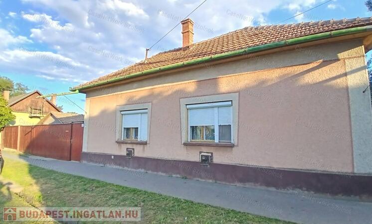 Eladó Mezőtúron egy 3 szobás 86 m2-es családi ház.                                 