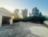 Szőnyben, a főúton 1059 m²-es telek befejezésre váró házikóval eladó!