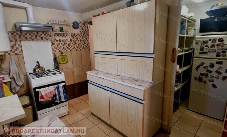 Kétlakrészes családi ház eladó Cegléden!                                 