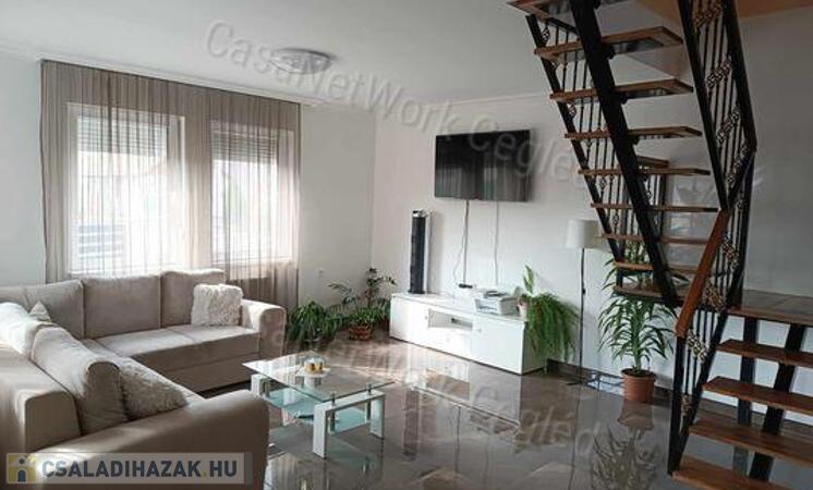 Tápiószentmártonban azonnal költözhető családi ház eladó                                 