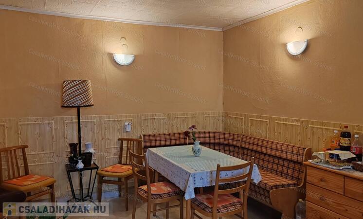 Szolnokon háromszobás családi ház eladó!                                 