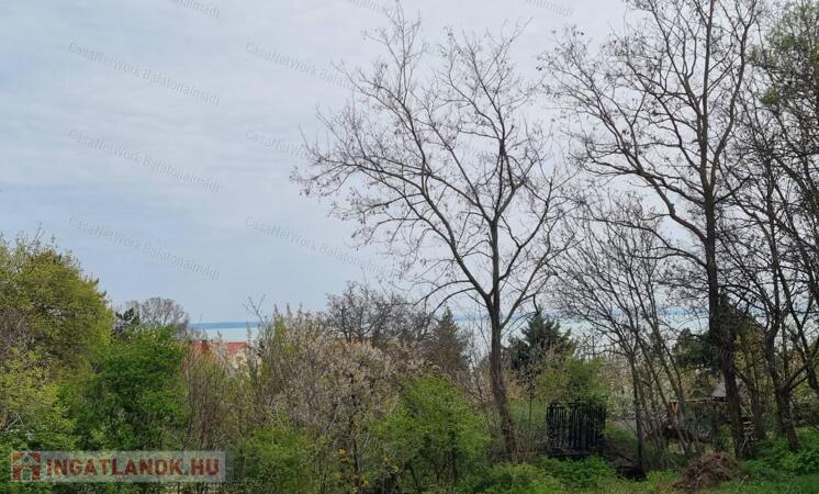 Panorámás építési telek eladó Balatonalmádiban!