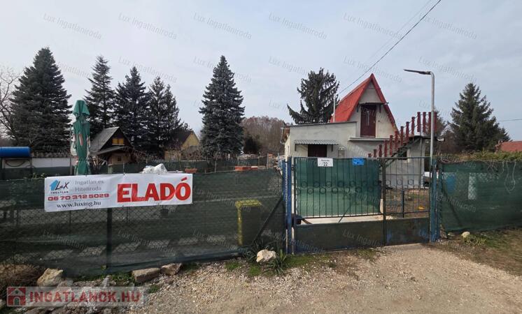 Oroszlányon a Harcsa utcában eladó lakhatásra alkalmas zártkert!