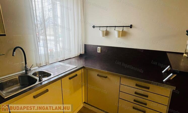 Komárom belvárosi 45 m² kertkapcsolatos lakás, 21 m²-es extrával!                                 