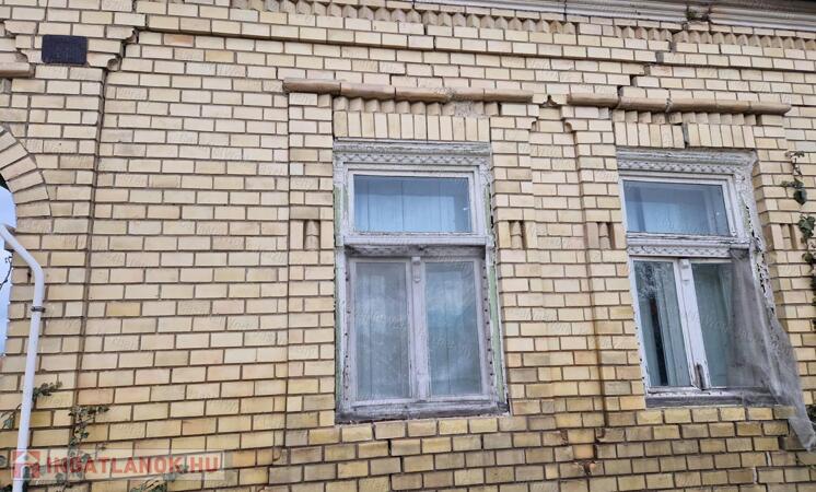 Tarnaörsön, a központhoz közel, 76 nm-es, 2 szobás családi ház eladó!