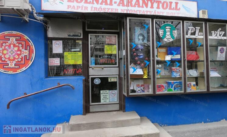 Eladó üzlethelyiség Szolnok belvárosában, teljes árukészlettel!