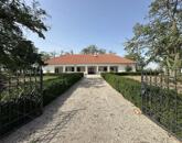 Jól megközelíthető tanya komplexum eladó akár üzleti célra is!