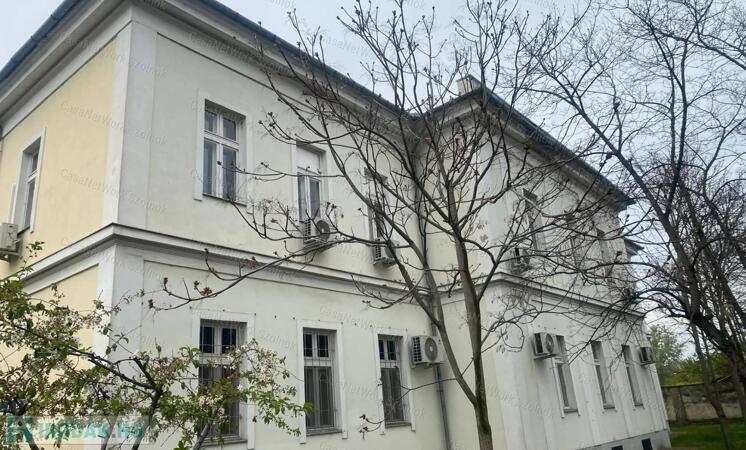 Szolnokon a József A. úton 36 m2-es, 2. emeleti irodahelyiség kiadó                                 